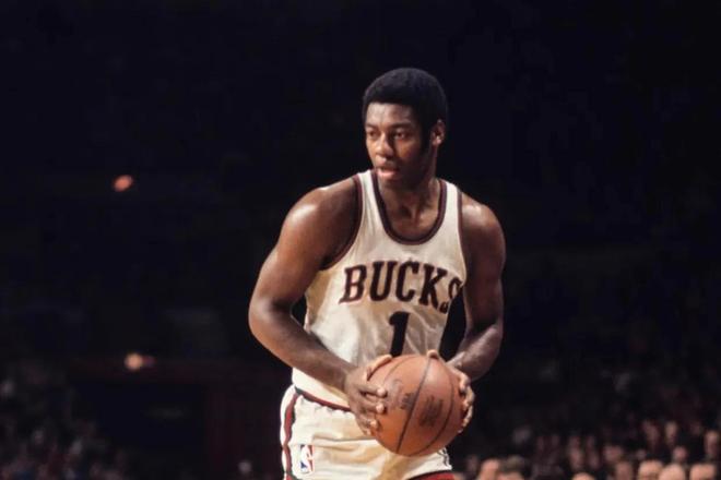 更是火花四 更是火花四